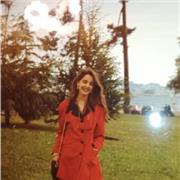 Profesora de confección y costura imparte clases para principiantes